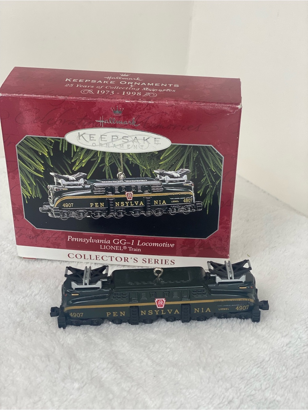 Hallmark Pennsylva nia GG-1 Locomotive Ornament - Black & Gold
